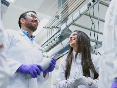 diagnostic-lab-people-meeting